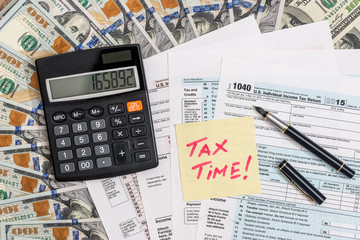 Fototapeta premium tax time. tax form with money. pen