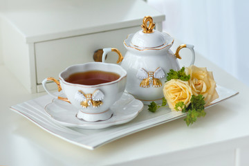 Чайный сервиз с чаем и цветами