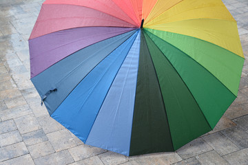 Nasser bunter Regenschirm