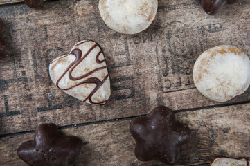 gingerbread different shapes on the boards 