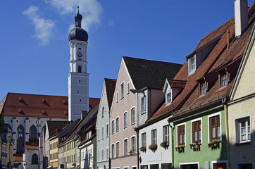 Fototapeta na wymiar Häuserzeile am Hinteränger mit Pfarrkirche, Landsberg