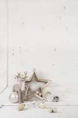 Shabby chic weihnachtlicher weißer Hintergrund mit Kugeln und Rentiere.