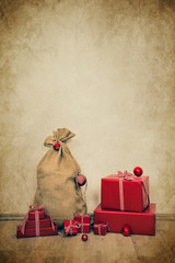Vintage Hintergrund zu Weihnachten mit Geschenken in rot verpackt im Hochformat.