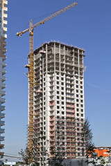 Строительная техника на строительстве современного многоэтажного жилого дома.Квартира.  