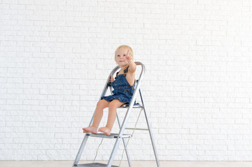 Fototapeta na wymiar Girl on the ladder