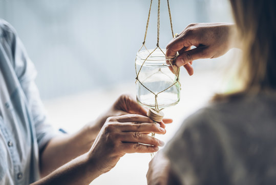 Wir basteln ein Makramee.