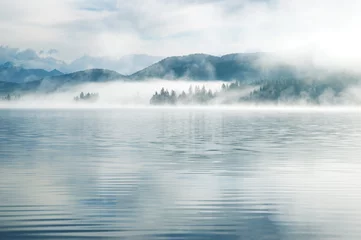 Foto auf Acrylglas See / Teich Dichter Nebel am frühen Morgen auf einem Bergsee Am frühen Morgen auf dem Yazevoe-See im Altai-Gebirge, Kasachstan