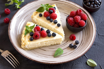 cheesecake with fresh berries