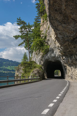 Strasse am See in der Schweiz