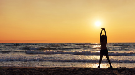 Silhouette einer sporttreibenden Frau vor dem Sonnenuntergang