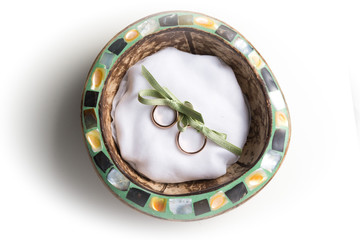 Cestino porta fedi nuziali in vimini decorato © vpardi