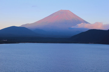 本栖湖と富士山