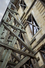 Obraz premium Wooden structure and old house