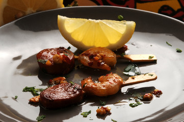 Brocheta de langostino con chorizo Prawn and salami skewers with cayenne pepper and lemon