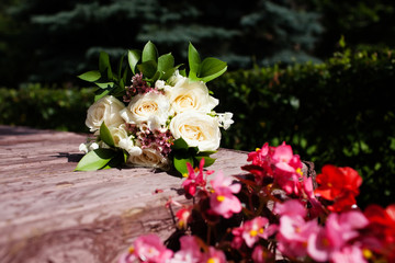 Obraz na płótnie Canvas Bridal bouquet of beautiful roses for a wedding on wooden background