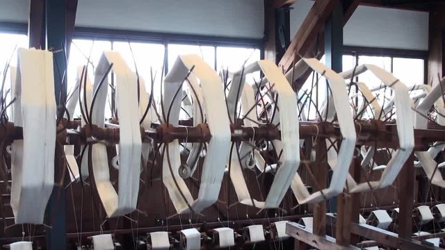 昭和初期の機織機/福井県勝山市のはたや記念館に展示されている機織機各種