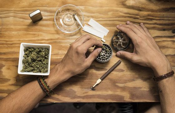 Chico preparando la marihuana