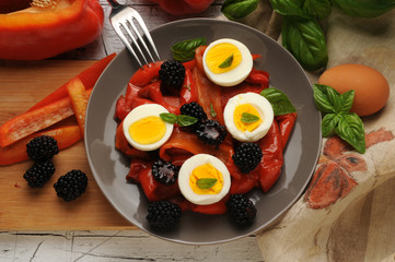 Eggs peppers blackberries basil Trứng ớt blackberries húng quế Uova peperonata more basilico Huevos pimientos moras albahaca Eier paprika brombeeren basilikum Sommerküche Cucina estiva