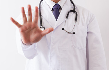 白衣の医者、禁止