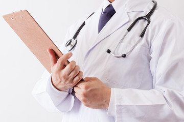 カルテを持つ医者