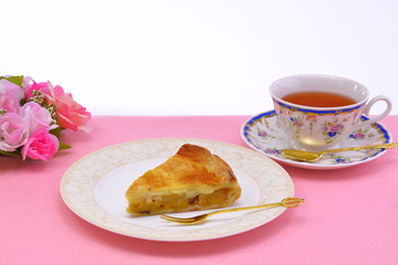 美味しいアップルケーキ/サクサクしたリンゴの触感が美味しいショートケーキ