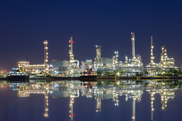 Obraz na płótnie Canvas Onshore crude oil refinery that distillation crude oil to petroc