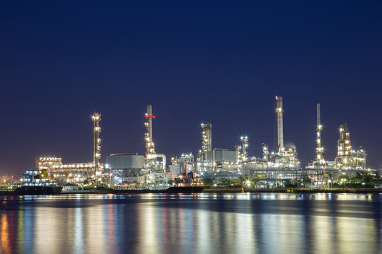 Onshore crude oil refinery that distillation crude oil to petrochemical products.