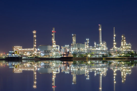 Onshore crude oil refinery that distillation crude oil to petroc