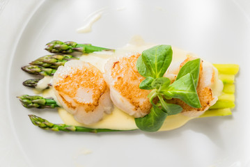 Freshly sauteed scallops with green asparagus