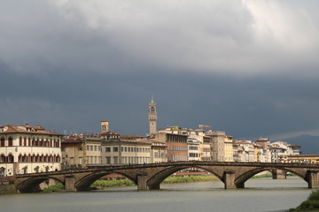 Obraz premium Storm clouds over Ponte alla Carraia and River Arno, Florence Italy