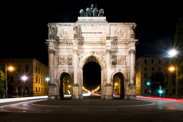 Fototapeta na wymiar München Schwabing Leopoldstraße - Siegestor bei Nacht