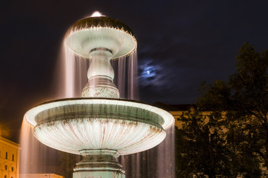 R&ouml;mischer Brunnen an der Ludwig-Maximilians-Universit&auml;t in M&uuml;nchen bei Mondschein