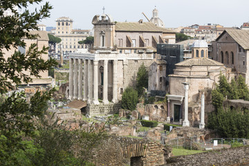 Fototapeta na wymiar Tempel des Divus Romulus; Tempel des Antonius Pius und der Faust