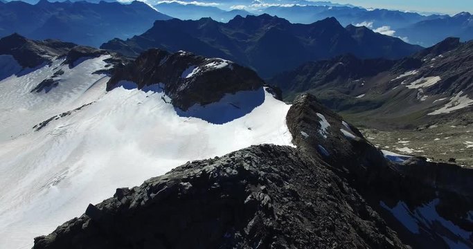 Cima di montagna - Sorvolo creste e ghiacciaio