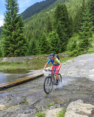 Fototapeta premium mit dem MTB eine Furt durchqueren