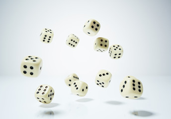 Spielwürfel - weiß - fallen 1