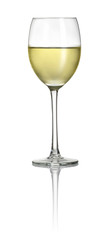Glas mit Weißwein vor einem weißem Hintergrund