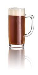 Dunkelbier in einem Bierkrug vor weißem Hintergrund