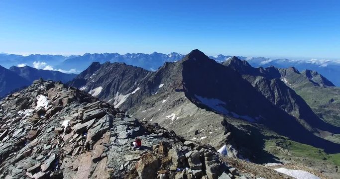Pilota di drone in montagna