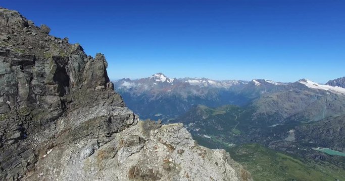 Alta montagna - Vista su vallata alpina