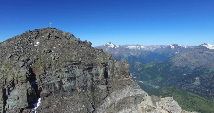 Sorvolo montagna con vista sulla vallata