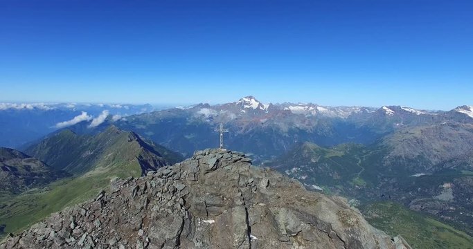 Sorvolo vetta di montagna - Pizzo Scalino con vista sulla Valmalenco