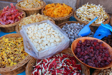 Fruits secs sur un marché 