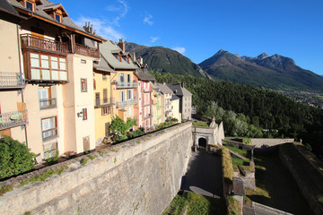 Briançon / Façades dans la Cité Vauban et Porte d'Embrun