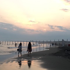 夕日の中の海散歩