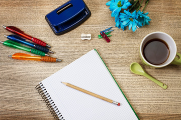 Cuaderno para anotaciones y café