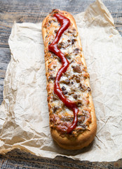 Pieczona bagietka z serem i pieczarkami