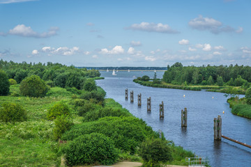 Obraz premium beautiful river landscape with poles and boats sky view