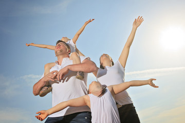 Obraz premium good time family in front of ocean