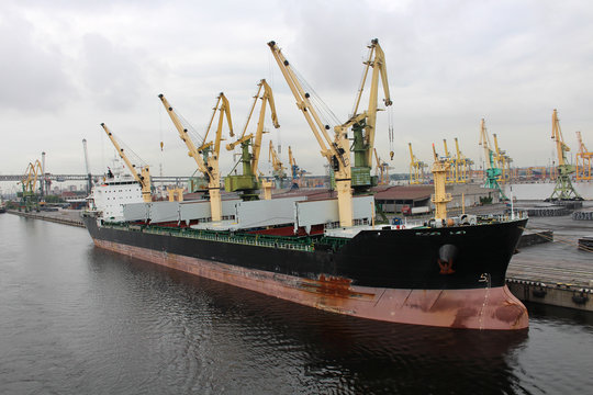 Large cargo port and ships